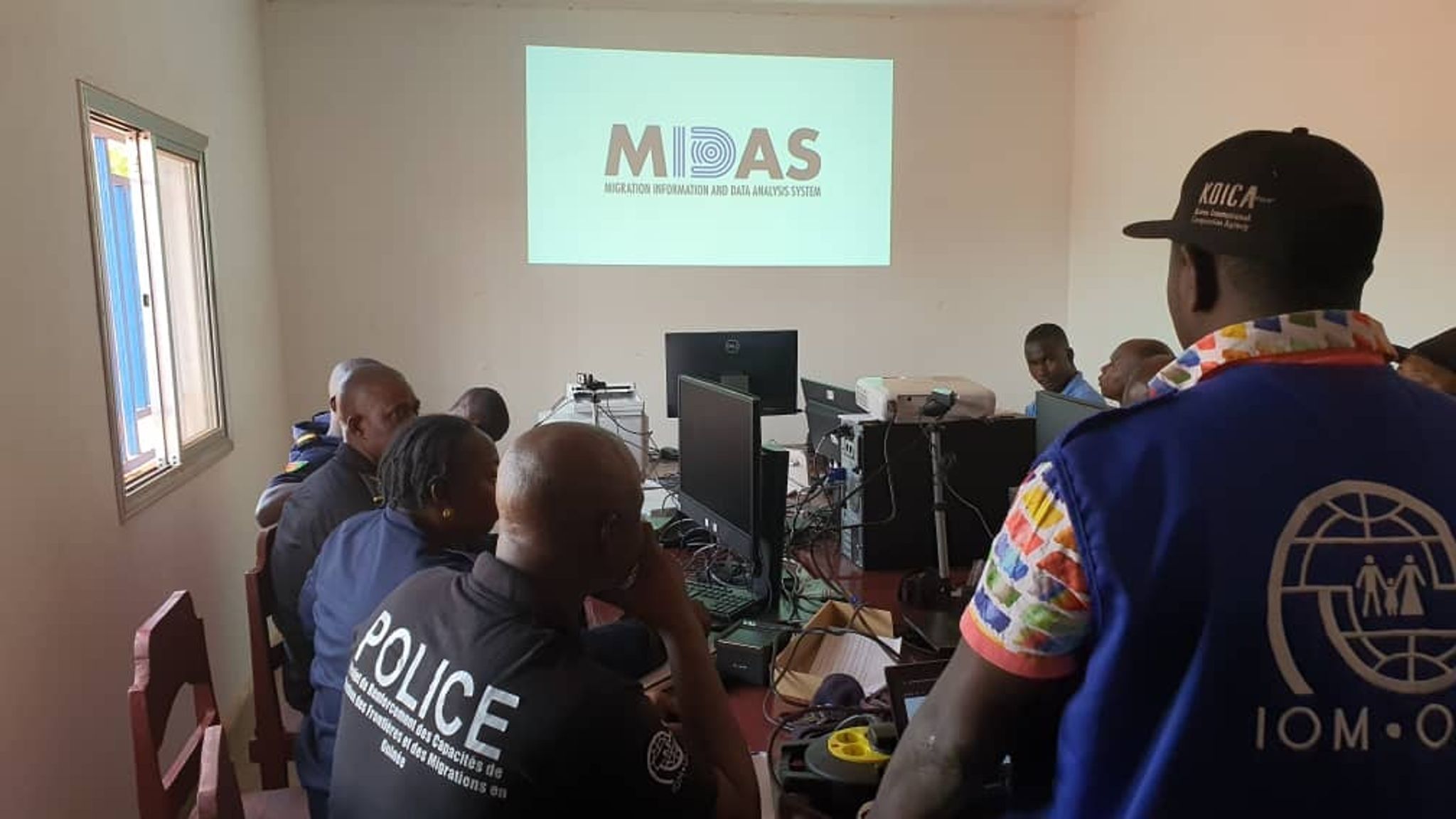 POLYCOPIÉ - Des agents de la police guinéenne de l'immigration, formés sur l'utilisation du système MIDAS. Foto: OIM/photo de presse/dpa