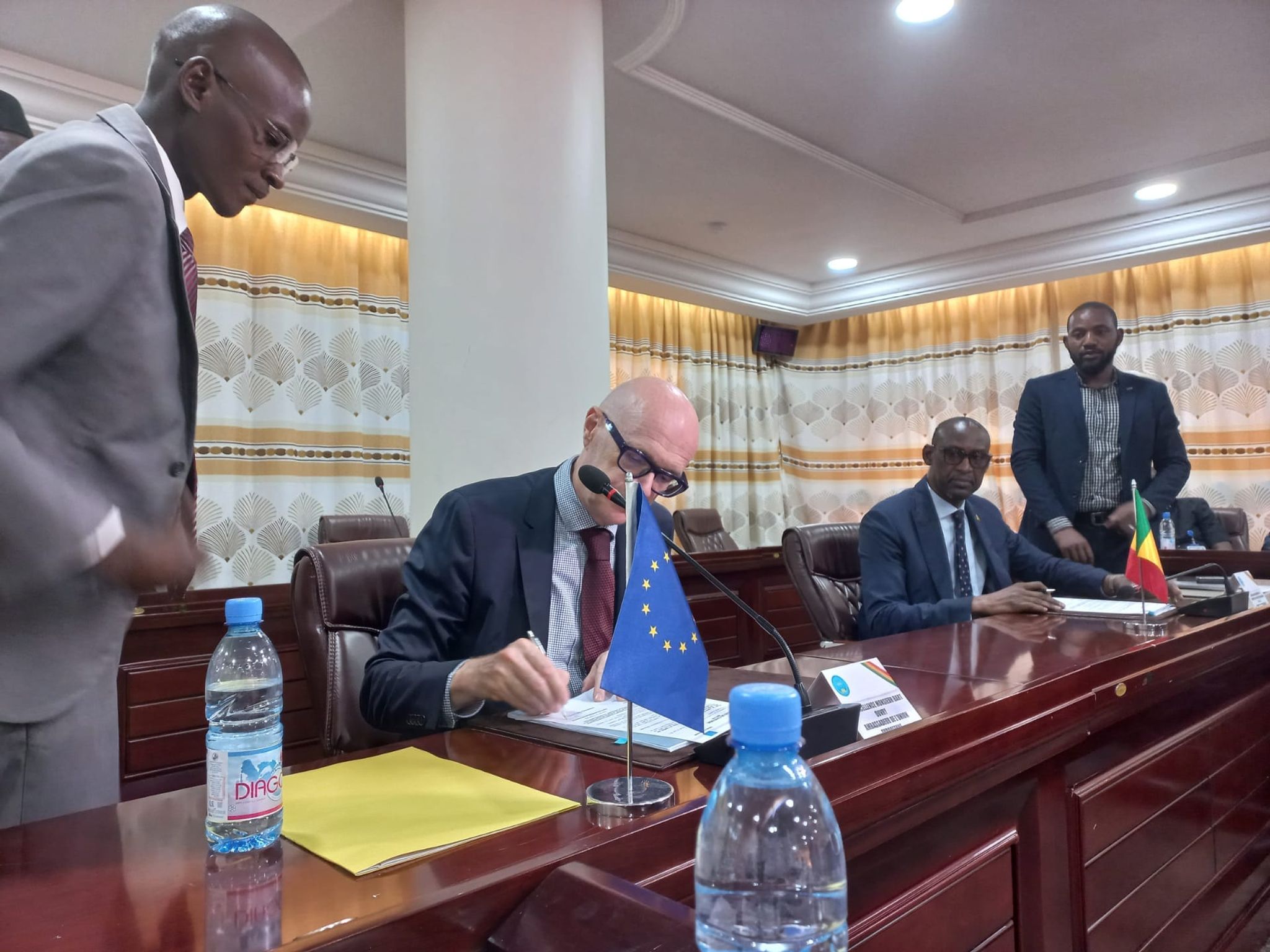 L'ambassadeur de l'UE au Mali, Bart Ouvry, et le ministre malien des Affaires étrangères et de la coopération internationale, Abdoulaye Diop, ont signé la convention de financement du nouveau programme « Résilience et développement durable au centre du Mali ». Foto: UE/Photo de presse/dpa