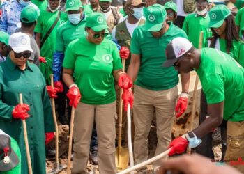 Conakry/Environnement : Une vaste opération de nettoyage soutenue par le Premier Ministre et des citoyens