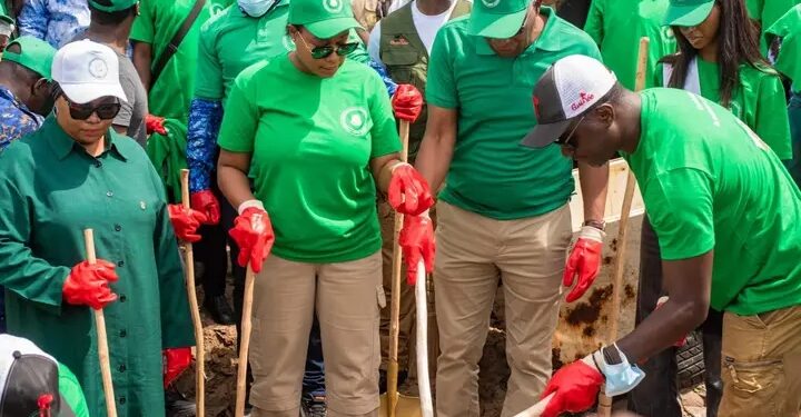 Conakry/Environnement : Une vaste opération de nettoyage soutenue par le Premier Ministre et des citoyens
