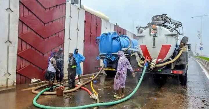Aéroport International de Conakry : Poursuite de l&rsquo;opération de curage des caniveaux