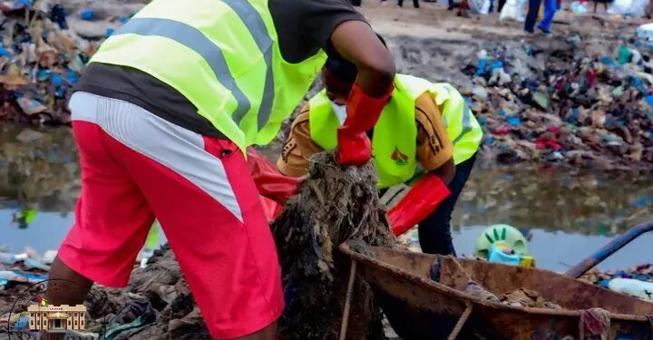 Conakry : Mobilisation pour l&rsquo;assainissement des places dans la commune de Dixinn