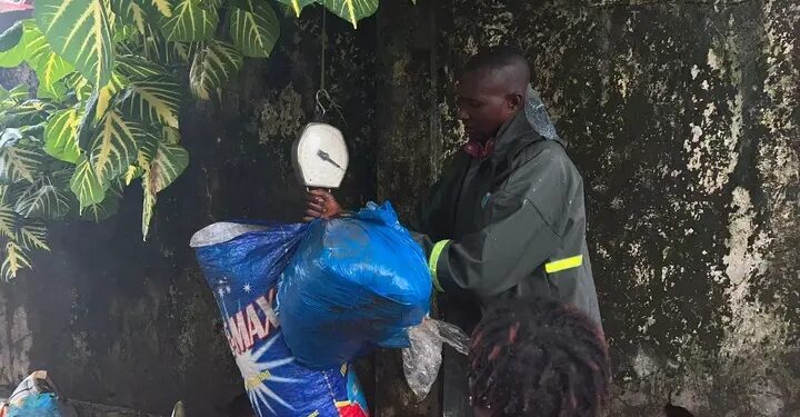 Conakry : Échange de sachets plastiques contre du riz