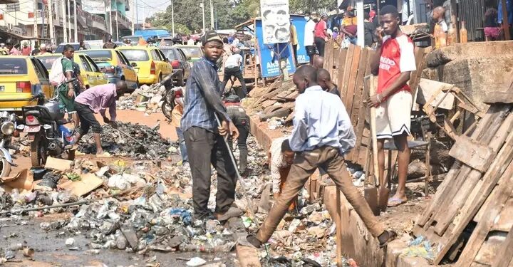 Assainissement à Conakry : Le Directeur communal de la Jeunesse de Matoto échange avec les chefs de quartier
