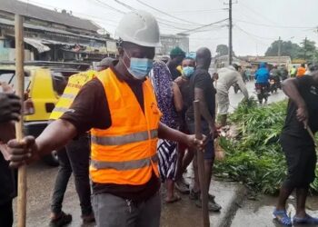 Conakry–Boussoura se mobilise : Le conseil de quartier et l’AJABAS unissent leurs efforts pour assainir la corniche