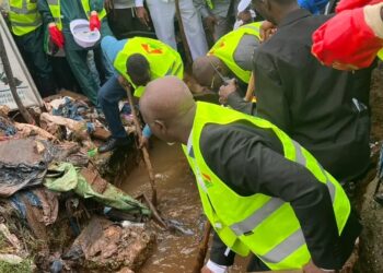 Conakry : Une vaste opération de curage des caniveaux lancée à Lambanyi