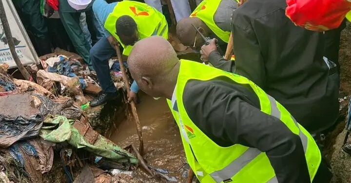 Conakry : Une vaste opération de curage des caniveaux lancée à Lambanyi