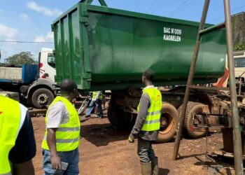 Conakry : 10 bacs à ordures remis aux communes pour renforcer la gestion des déchets