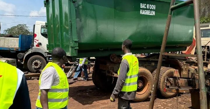 Conakry : 10 bacs à ordures remis aux communes pour renforcer la gestion des déchets
