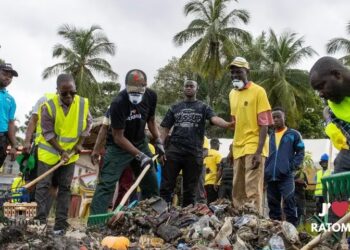 Conakry/Assainissement à la plage Takonko : Une action citoyenne pour l&rsquo;environnement