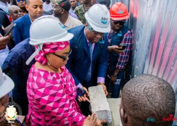 Conakry : Le Ministre FASSOU THÉA lance les travaux de rénovation du centre frigorifique du marché à poissons de Kénien