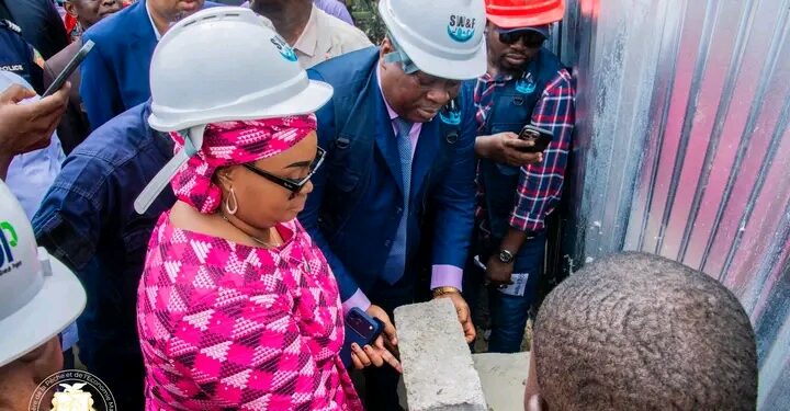 Conakry : Le Ministre FASSOU THÉA lance les travaux de rénovation du centre frigorifique du marché à poissons de Kénien