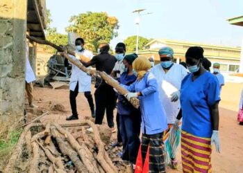 Hôpital régional de Faranah : Une vaste opération de salubrité mobilise tout le personnel