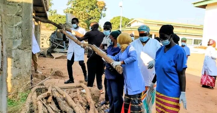 Hôpital régional de Faranah : Une vaste opération de salubrité mobilise tout le personnel