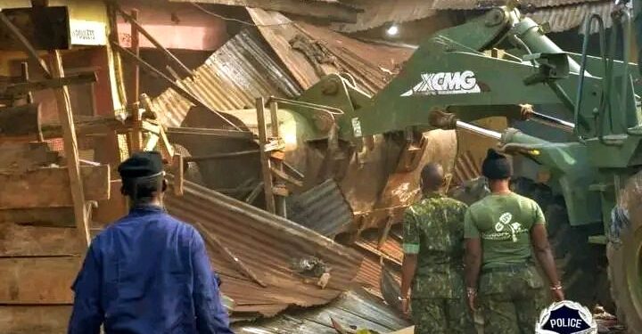 Opération de déguerpissement à Conakry : La Police Nationale en action au marché de Matoto