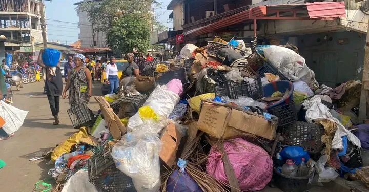 🇬🇳Conakry : Vaste opération d’assainissement au marché de Kaporo Centre