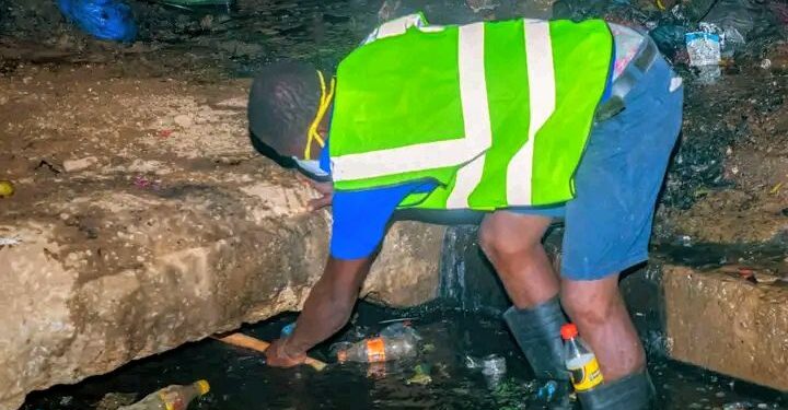 🇬🇳Conakry : Plus de 953 agents, de techniciens et de volontaires mobilisés pour le curage des caniveaux