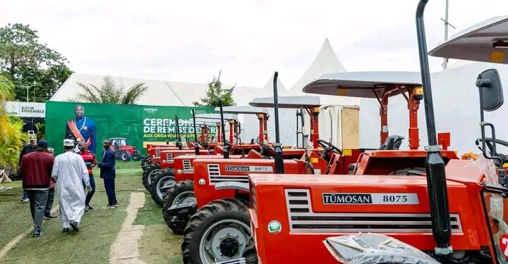 🇬🇳Conakry : 75 tracteurs remis aux organisations agricoles