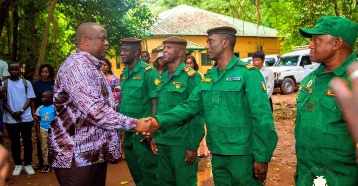 🇬🇳Ministère de l’Environnement : Le ministre Fassou Théa cible les plastiques à usage unique lors de sa première sortie de terrain