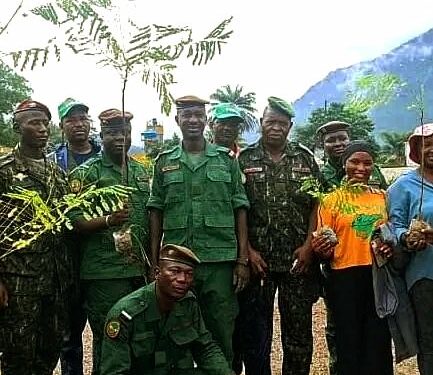 🇬🇳Dubréka : Le camp d’infanterie s’engage dans le reboisement