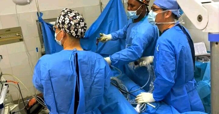 🇬🇳Hôpital de l’Amitié Sino‑Guinéenne : Une cholécystectomie laparoscopique menée avec succès