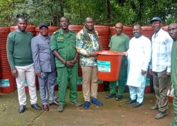 🇬🇳Ministère de l’Environnement : réception d’un lot de poubelles offert par la Société DIA Plastique