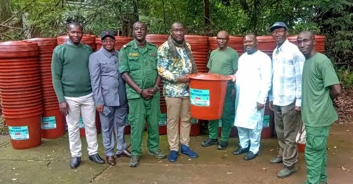 🇬🇳Ministère de l’Environnement : réception d’un lot de poubelles offert par la Société DIA Plastique