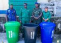 🇬🇳Fête nationale : Le Ministère de l’Environnement dote l’armée de 100 poubelles pour le défilé officiel