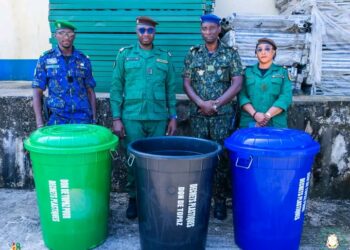 🇬🇳Fête nationale : Le Ministère de l’Environnement dote l’armée de 100 poubelles pour le défilé officiel