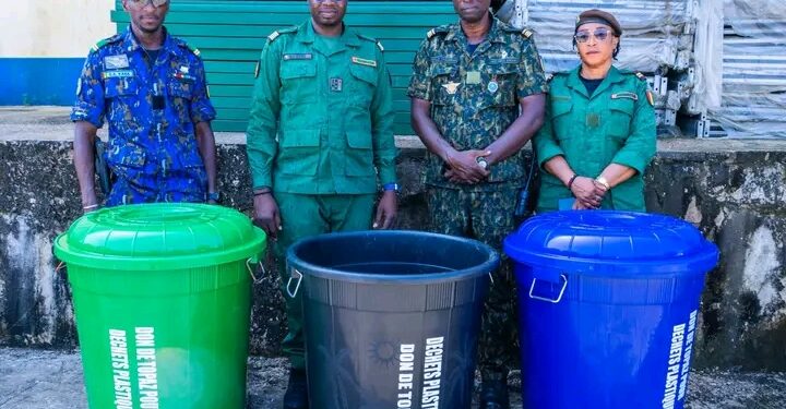 🇬🇳Fête nationale : Le Ministère de l’Environnement dote l’armée de 100 poubelles pour le défilé officiel