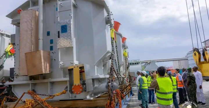 🇬🇳Barrage hydroélectrique d’Amaria : La réception de trois transformateurs marque une avancée majeure