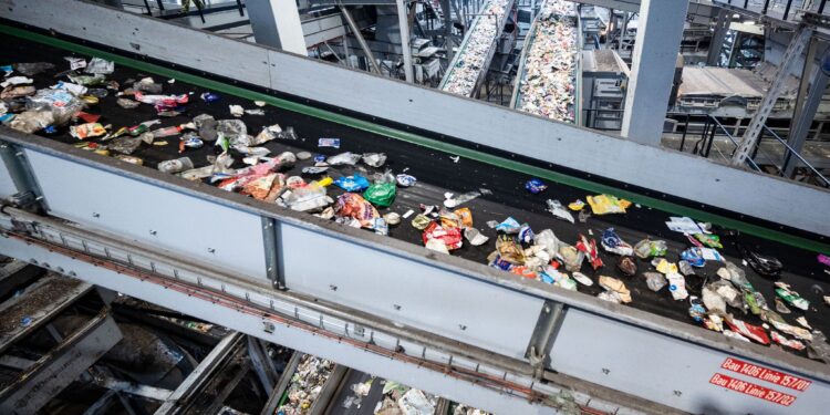 ARCHIVE - Chaque unité produira annuellement 15 000 tonnes de résines de PET recyclé (« rPET »). Photo: Bernd Thissen/dpa