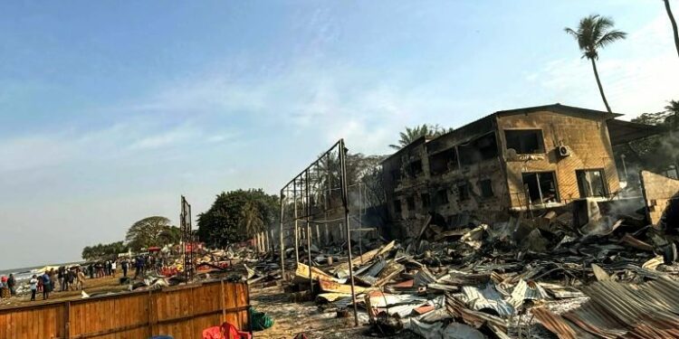 Conakry : Un incendie ravage la plage de Rogbané, fait un mort et d’importants dégâts