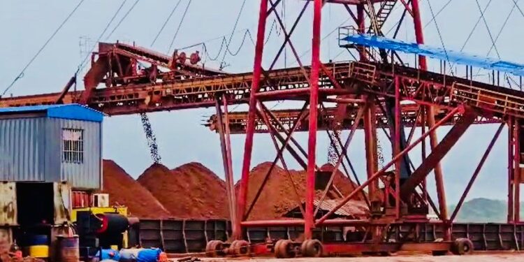 Boffa : SD Mining poursuit le chargement de barges malgré une interdiction officielle