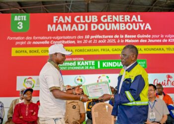 Kindia : Le Gouverneur Aboubacar Sidiki Diakité et Ahmed Kanté saluent l’engagement des jeunes pour la vulgarisation de la nouvelle Constitution