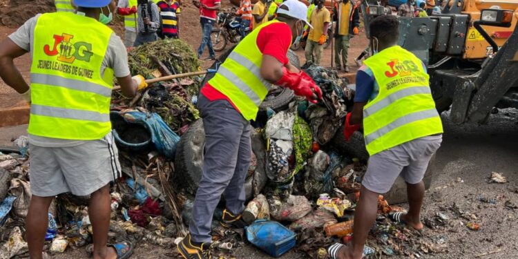 Conakry / Assainissement : 400 jeunes mobilisés pour le curage des caniveaux à Lambanyi et Ratoma