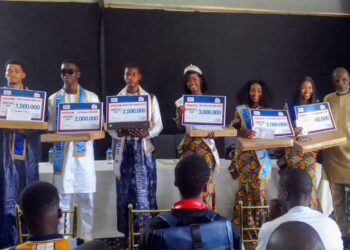 Cis’s Com célèbre l’excellence scolaire et culturelle à Conakry