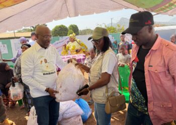 Dabola : Le Directeur Général du Port Autonome de Conakry en porte-à-porte pour sensibiliser les populations sur les réalisations du Président Mamadi Doumbouya