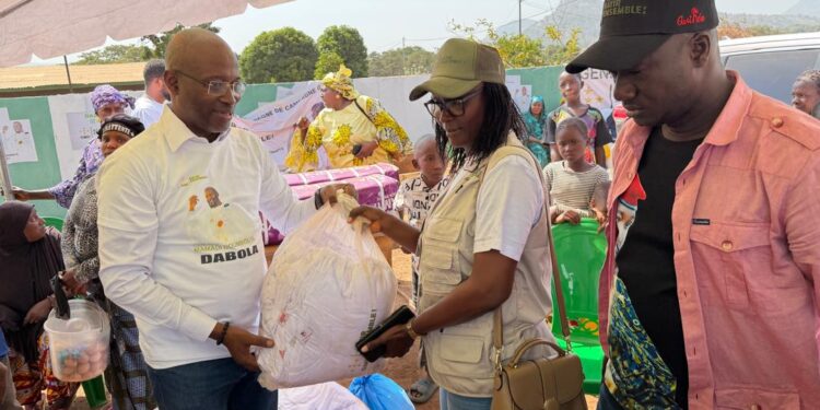 Dabola : Le Directeur Général du Port Autonome de Conakry en porte-à-porte pour sensibiliser les populations sur les réalisations du Président Mamadi Doumbouya