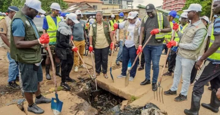 Curage des caniveaux à Conakry : L&rsquo;AGEROUTE et l&rsquo;AGETIPE se mobilisent pour des opérations d&rsquo;assainissement