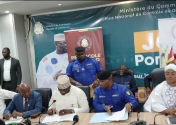 Vers une stabilisation des prix des denrées alimentaires : le ministère de l’Industrie et du Commerce signe un protocole d’accord