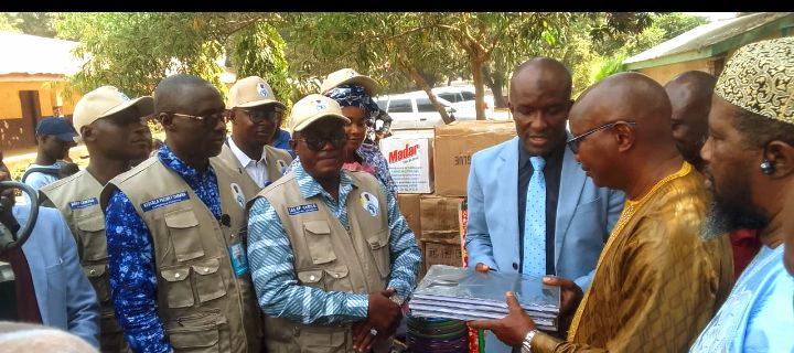 Conakry : La Fondation FIPSCAMD offre des matériels didactiques et d’assainissement à l’école primaire de Kipé I
