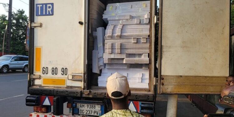 Élections du 24 mai : Les premiers convois de matériel électoral quittent Conakry