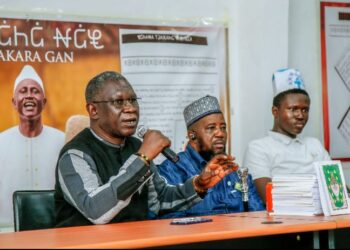 Ahmed Kanté participe à la dédicace de l’ouvrage « Wakara Gan – Les deux tablettes sacrées »