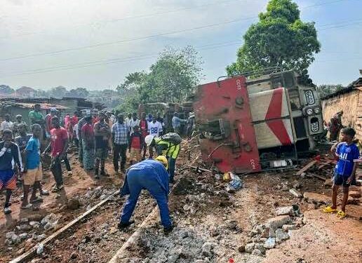 Conakry : Les rails du chemin de fer OBK transformés en décharges sauvages