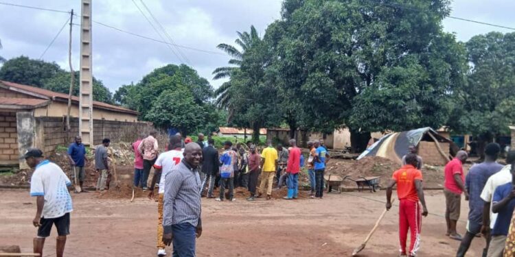 Guinée/Saison des pluies : La jeunesse de Limanya se mobilise contre les inondations et les déchets
